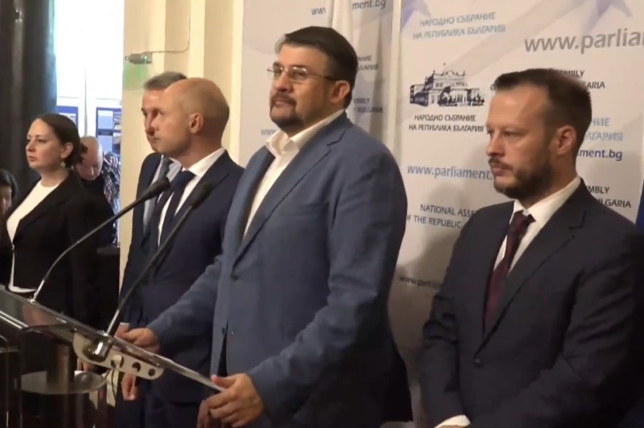 ПИК TV! Настимир Ананиев притеснен за служебния кабинет - трябвало да търси решения за аварийни плащания (ВИДЕО)