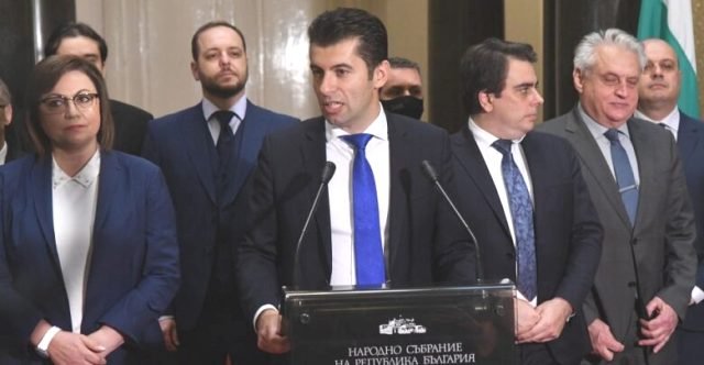 СКАНДАЛ В ПИК: Кирил Петков спира износа на горива в услуга на Лукойл, изкомандван от Корнелия Нинова (ДОКУМЕНТ)