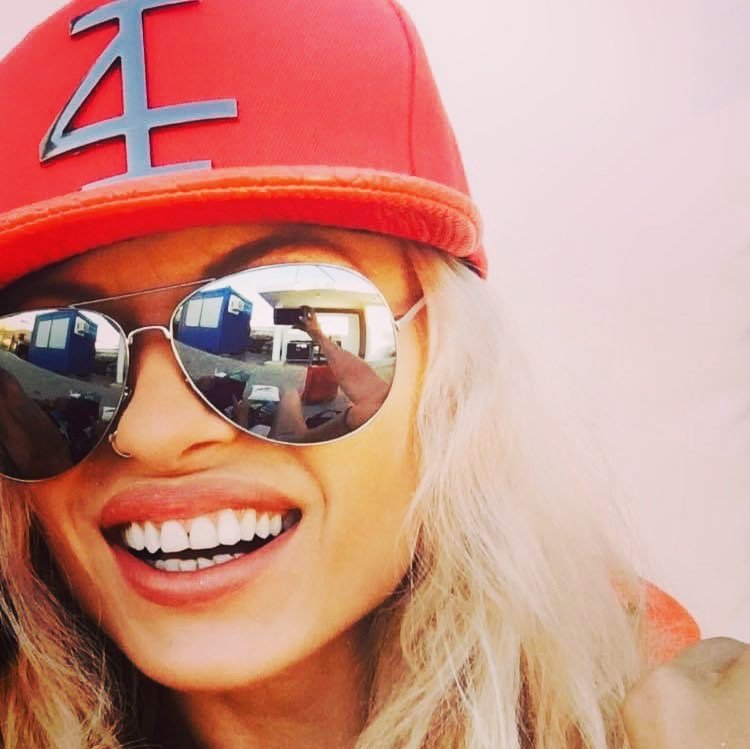 Изкусителна дисководеща едва успява да прикрие бюста си (СНИМКА)