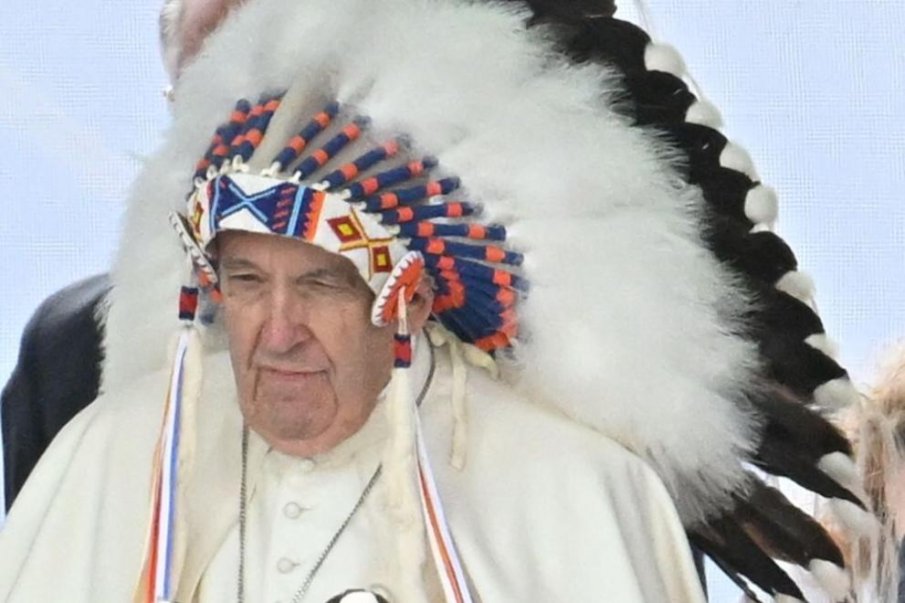 Папата се появи с племенна военна корона в Канада (ВИДЕО)