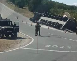 ЛУД ЕКШЪН: Американски тир с танк се обърна при Петолъчката