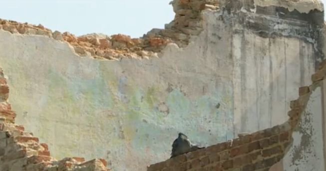 Опасна сграда в центъра на Варна застрашава минувачите