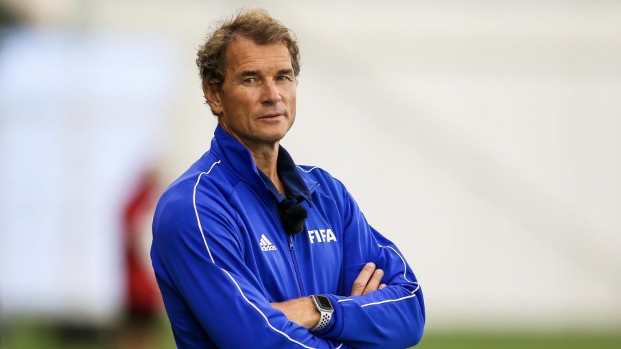 Легенда на Бундестима нападна гаража на съсед с моторна резачка