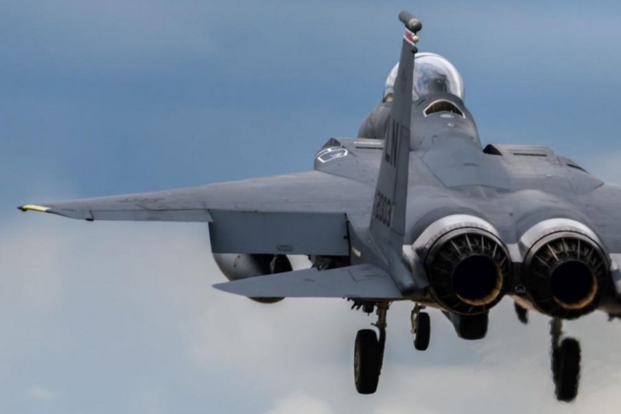 Двама пилоти загинаха в Индия при катастрофа на изтребител от съветската ера