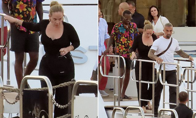 Адел и Рич Пол разпускат на луксозна яхта в Сардиния