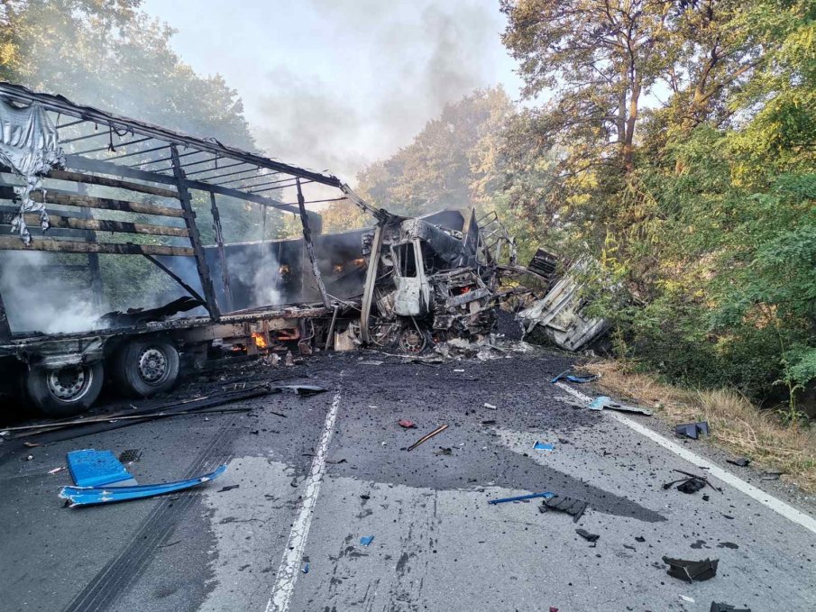 Два тира се удариха край Търново, пътят е блокиран