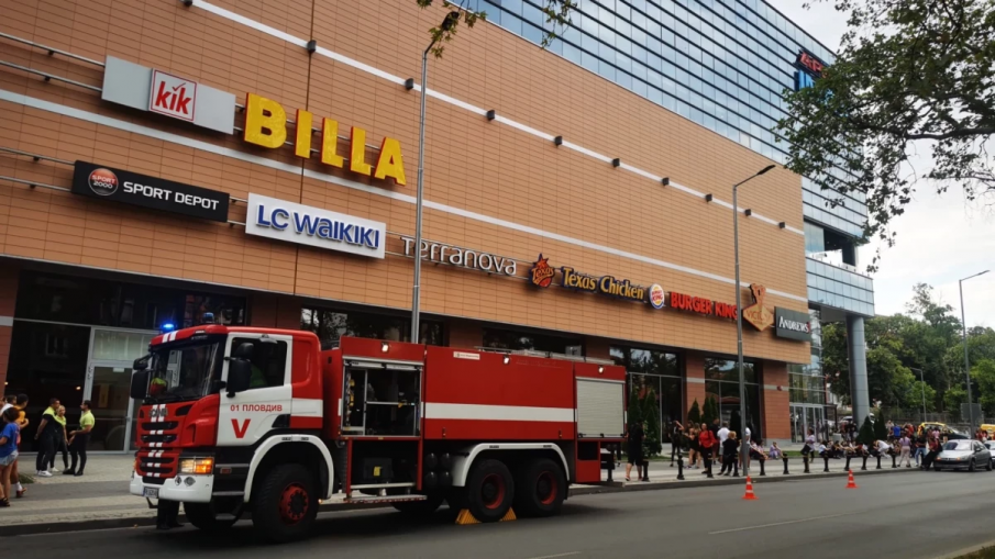 Евакуираха пловдивски мол заради пожар