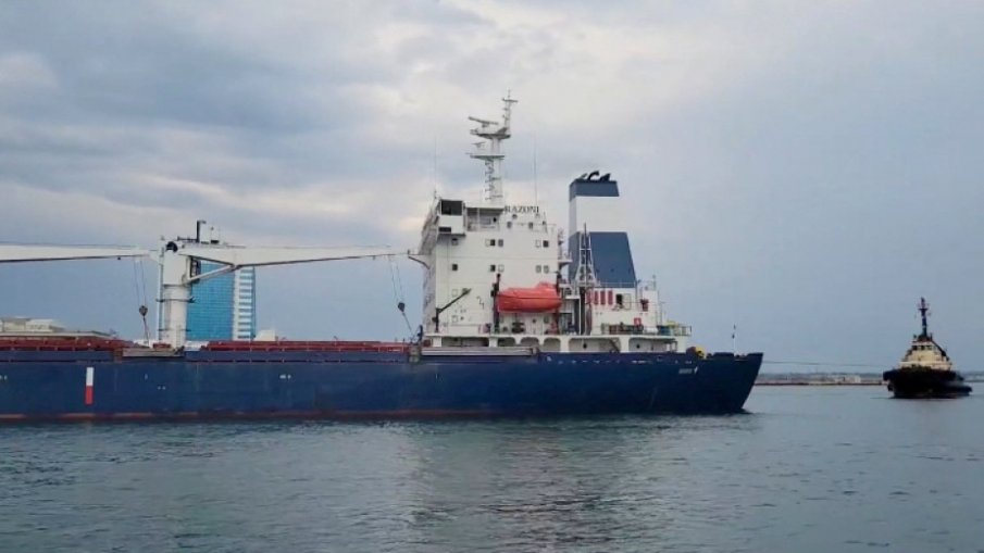Украинският кораб с царевица хвърли котва край Босфора