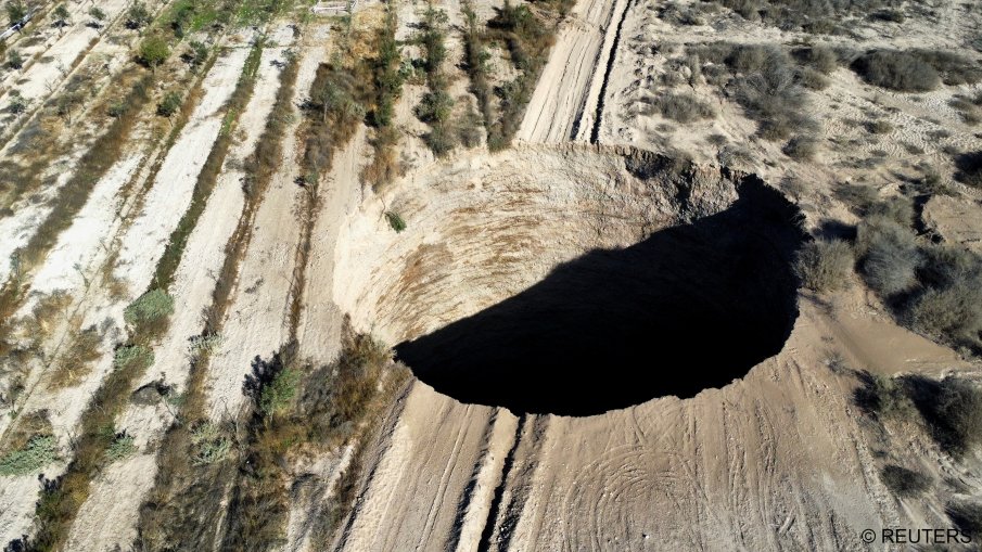 Мистериозна огромна дупка се появи в Чили (ВИДЕО)