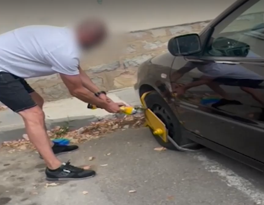 Врачанин отряза демонстративно с шлайф скобата на колата си (ВИДЕО)