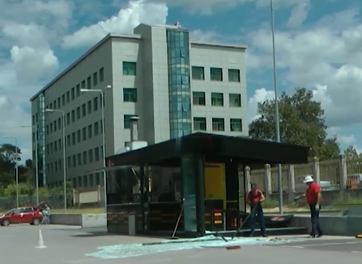 Джип прелетя през паркинг в Русе и се вряза в павилион