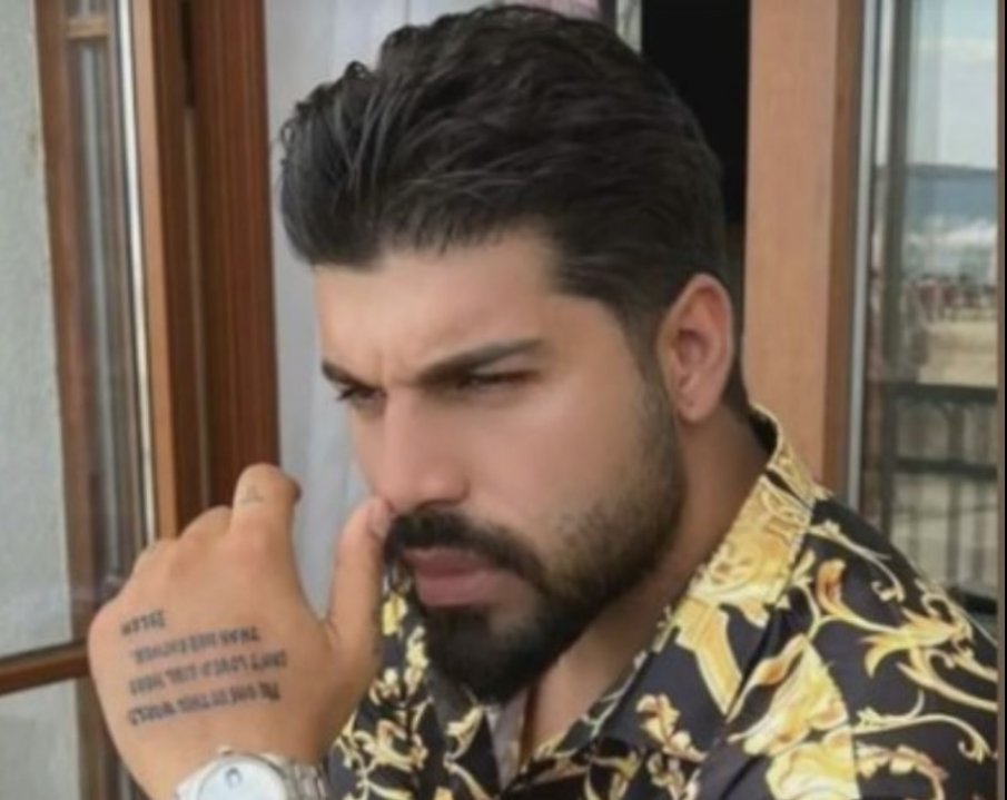 Фики умили мрежата с коледен КАДЪР на семейството си