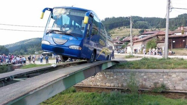 Спасиха 50 пътници от аварирал автобус в Копривщица