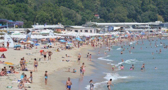 Министърът на туризма не спира да пътува и бави търговете за плажовете