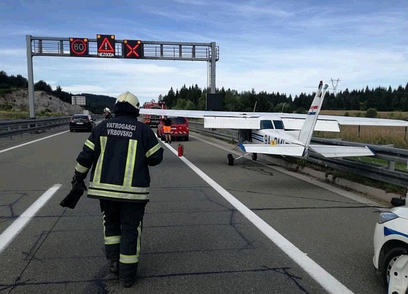 Малък самолет кацна на магистрала в Словения (ВИДЕО)