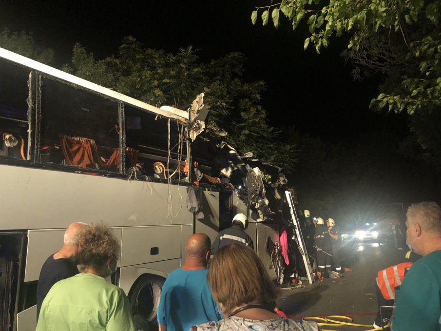 Жестока катастрофа между автобус и кола край Велико Търново, трима са загинали (СНИМКИ)