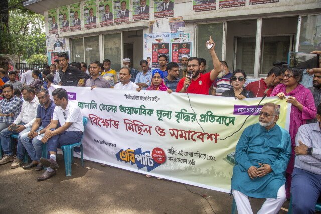 Протестиращи превзеха бензиностанциите в Бангладеш заради поскъпването на горивата