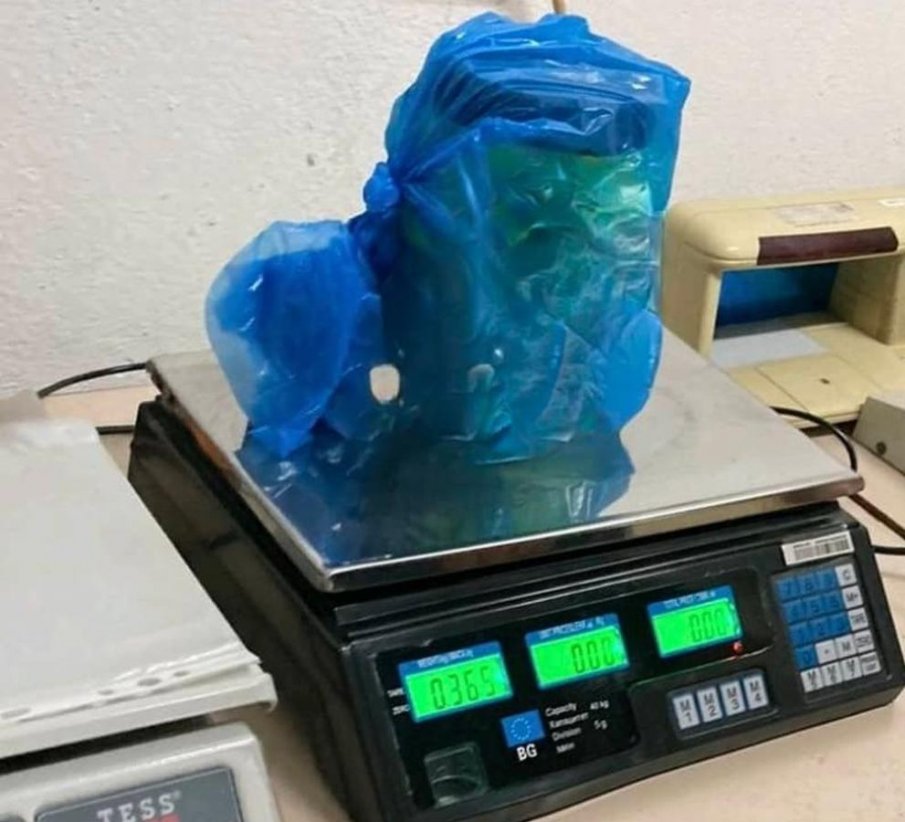 Митнически служители задържаха над 3,5 кг кокаин на Гюешево при проверка на лек автомобил