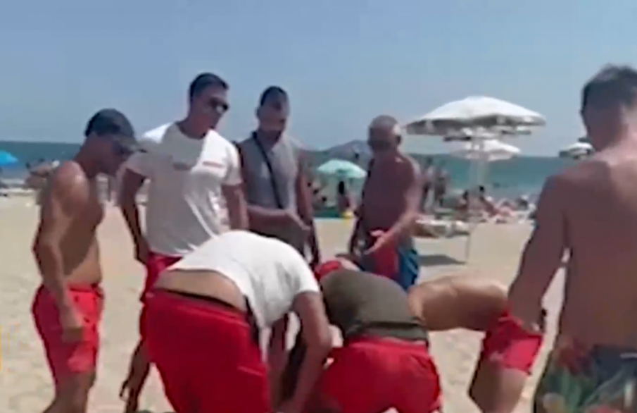 Спасители хванаха мъж, откраднал вещи на плажуващи в Бургас