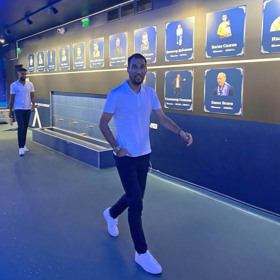 Попето отлага края на кариерата си