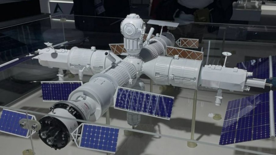 Роскосмос показа за пръв път макет на руската орбитална станция (СНИМКИ)