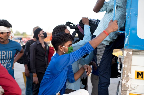 Трафикант и мигранти, задържани в района на ГКПП Олтоманци, остават в ареста