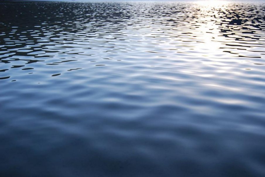 Маратонец започна 72-часово плуване в езеро край Русе