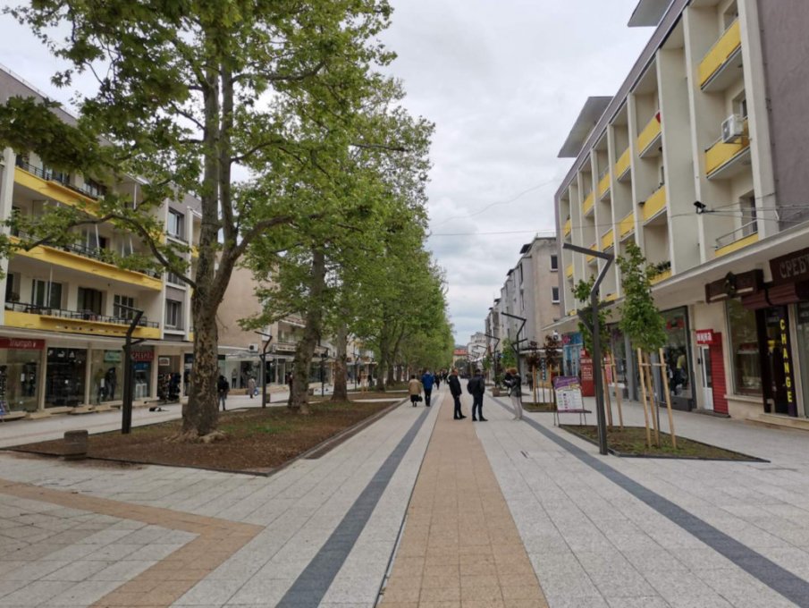 Разкрепостена жена показа бомбите си на тераса във Враца (СНИМКА)