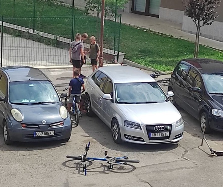 Шофьори от Обеля скочиха: Банда деца вандалстват по колите ни