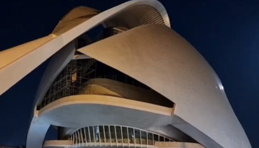 Културните символи на Валенсия потъват в мрак през нощта