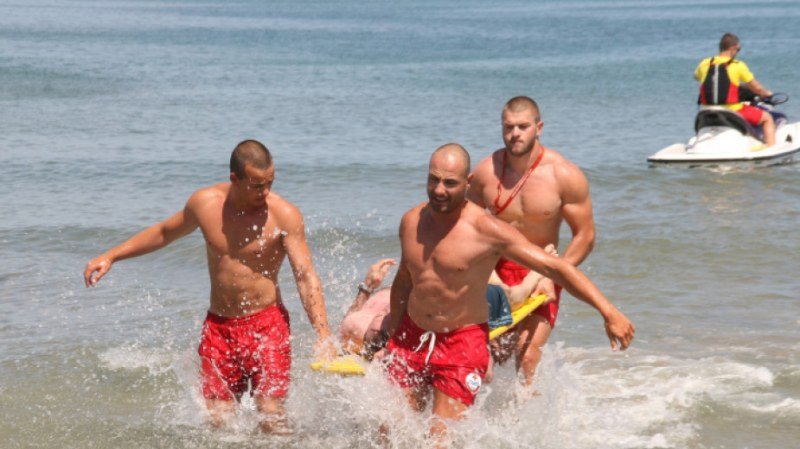 Жестока криза за спасители на плажа