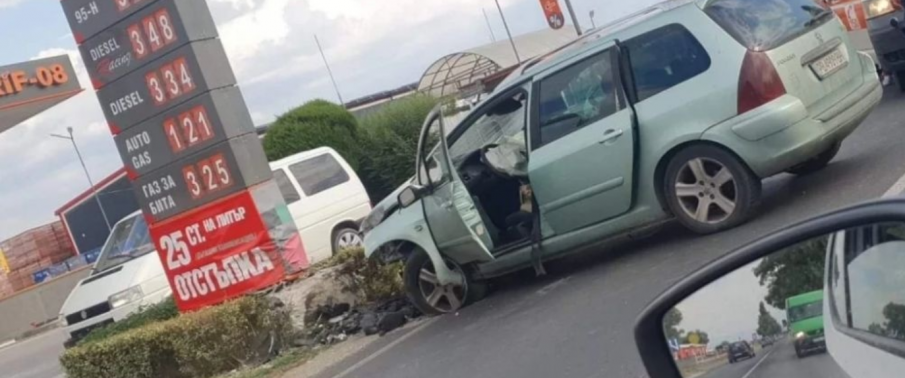 Кола се вряза в бензиностанция до село Труд, загина жена