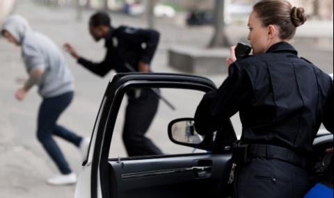 ЕКШЪН НА МОРЕТО: Пияна полицайка вилнее в къмпинг, псува колегите си