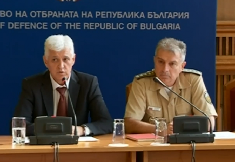 Министърът на отбраната: Има опасност до 3-4 години да не можем сами да пазим небето ни