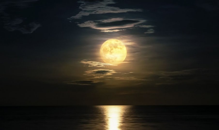 Защо понякога виждаме Луната през деня