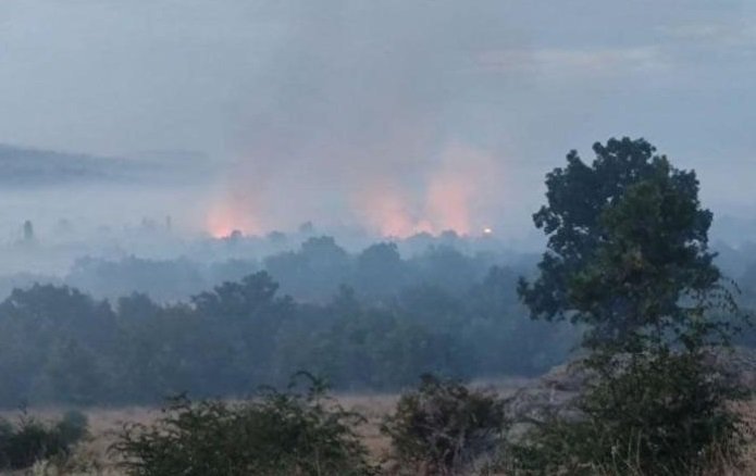 ОПАСНОСТТА ОСТАВА: Продължава борбата с пожарите в Хасковско