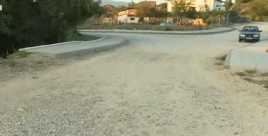 Две села край Сандански недоволстват заради недовършен път