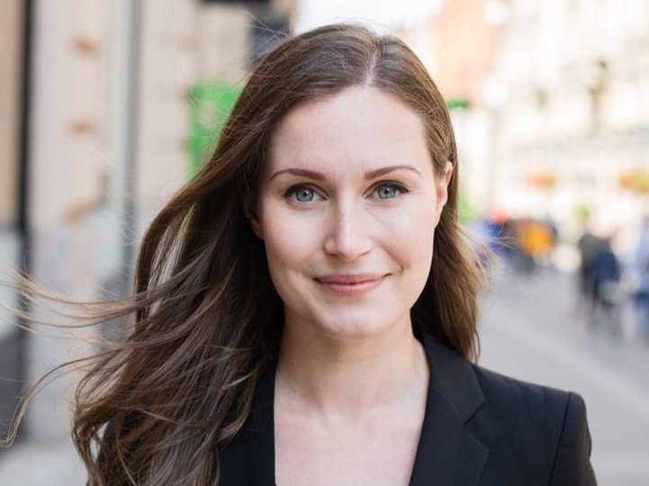 Премиерът на Финладния на мушка заради скандално ВИДЕО от бурен купон