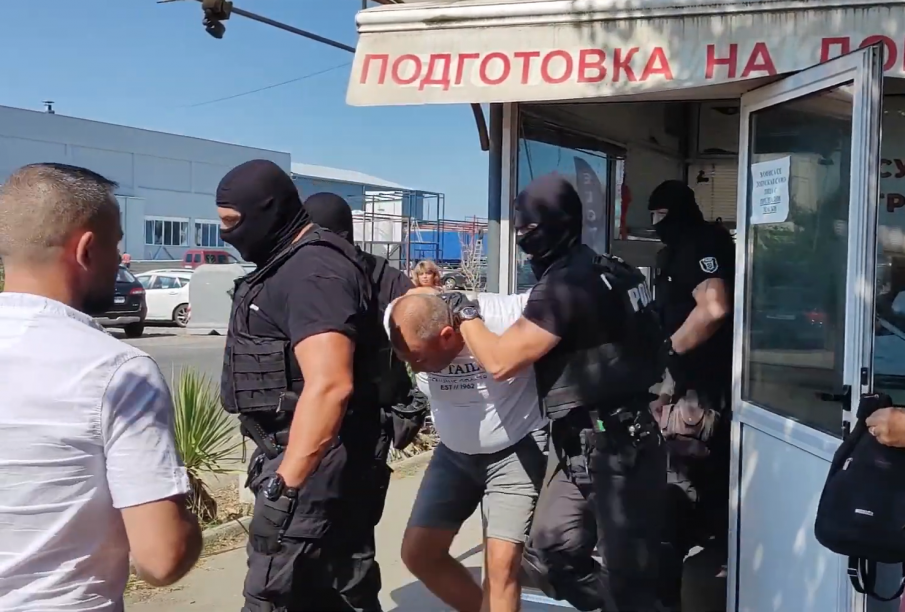 Зрелищен арест на застрахователен агент пред КАТ-Бургас (ВИДЕО)