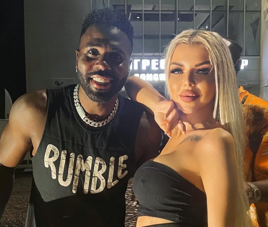 Джейсън Деруло гушна родна фолкзвезда