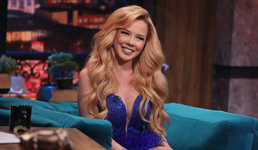 Нова фолк звезда прекали, показа зърна на сцената (СНИМКА)