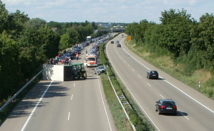 Автобус се разби и пламна на магистрала в Япония, има ранени