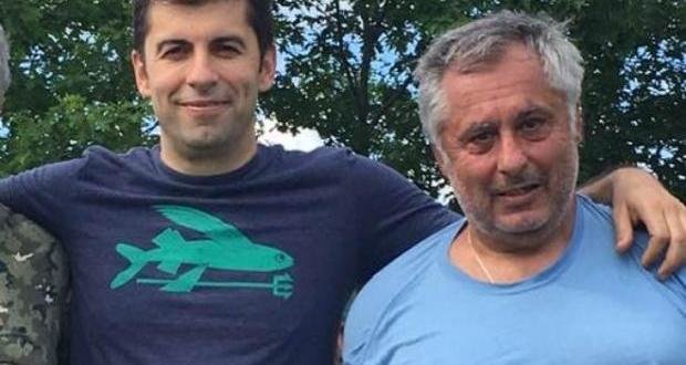 Лудница! Не Киро е решавал, а Лена и баща му бай Петко от Корал. Той е измислил да даряваме заплати за Украйна