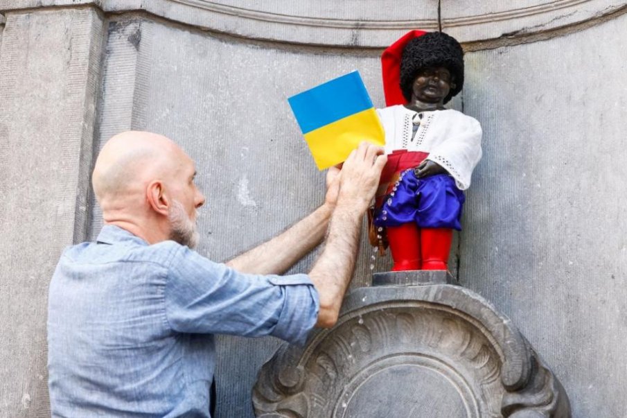Облякоха Пикаещото момче в Брюксел в украинска носия