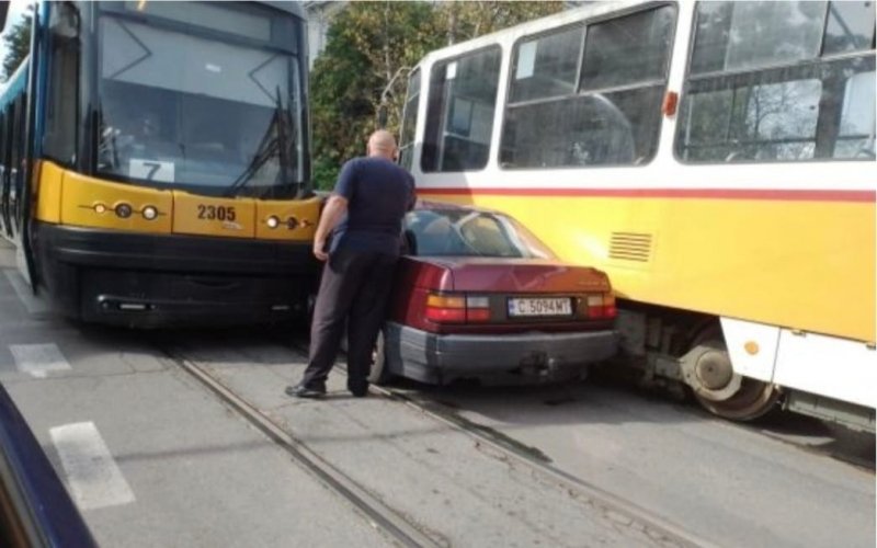 Катастрофа между два трамвая и кола в София