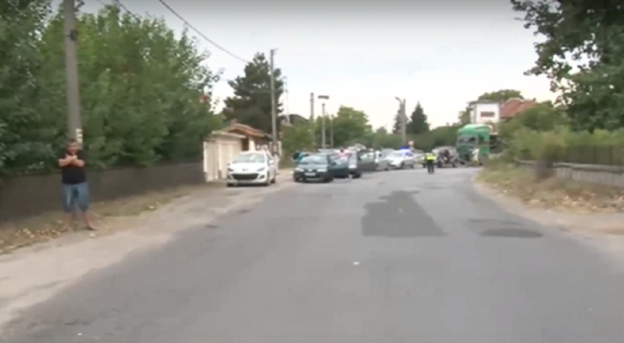 Ядосани хора на няколко села излязоха на протест заради счупен път