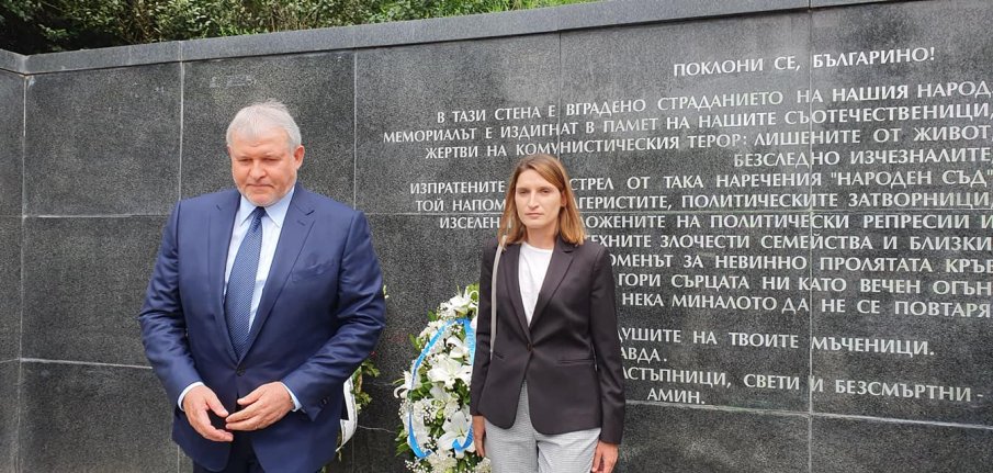 СДС почете загиналите при тоталитарните режими, Румен Христов: Защо никога представителите на БСП не почетоха невинните жертви (СНИМКИ/ВИДЕО)