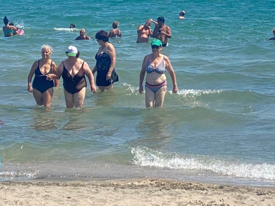 Духовити баби предизвикаха фурор на плажа в Бургас (ВИДЕО)