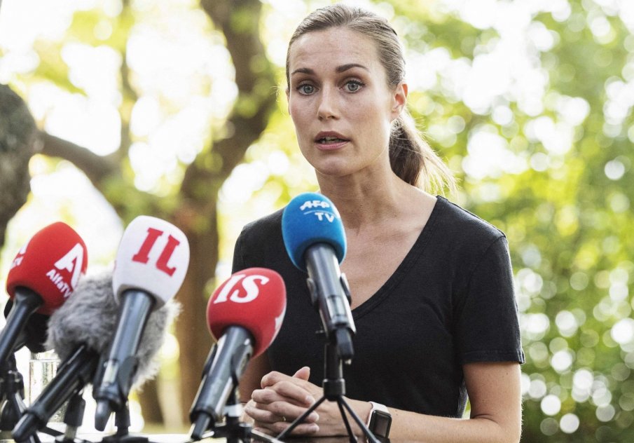 НОВ СКАНДАЛ: Премиерката на Финландия танцува с певец в нощен клуб в Хелзинки (ВИДЕО)