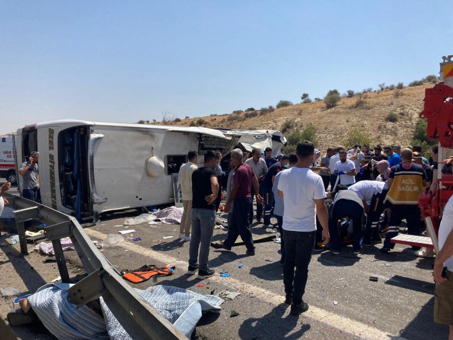 ТЕЖКО АВТОМЕЛЕ: 16 загинали и над 20 ранени при жестока катастрофа с автобус в Турция (ВИДЕО)